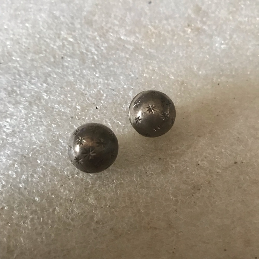 Elegant925 Silver Star-Patterned Stud Earrings - image 2